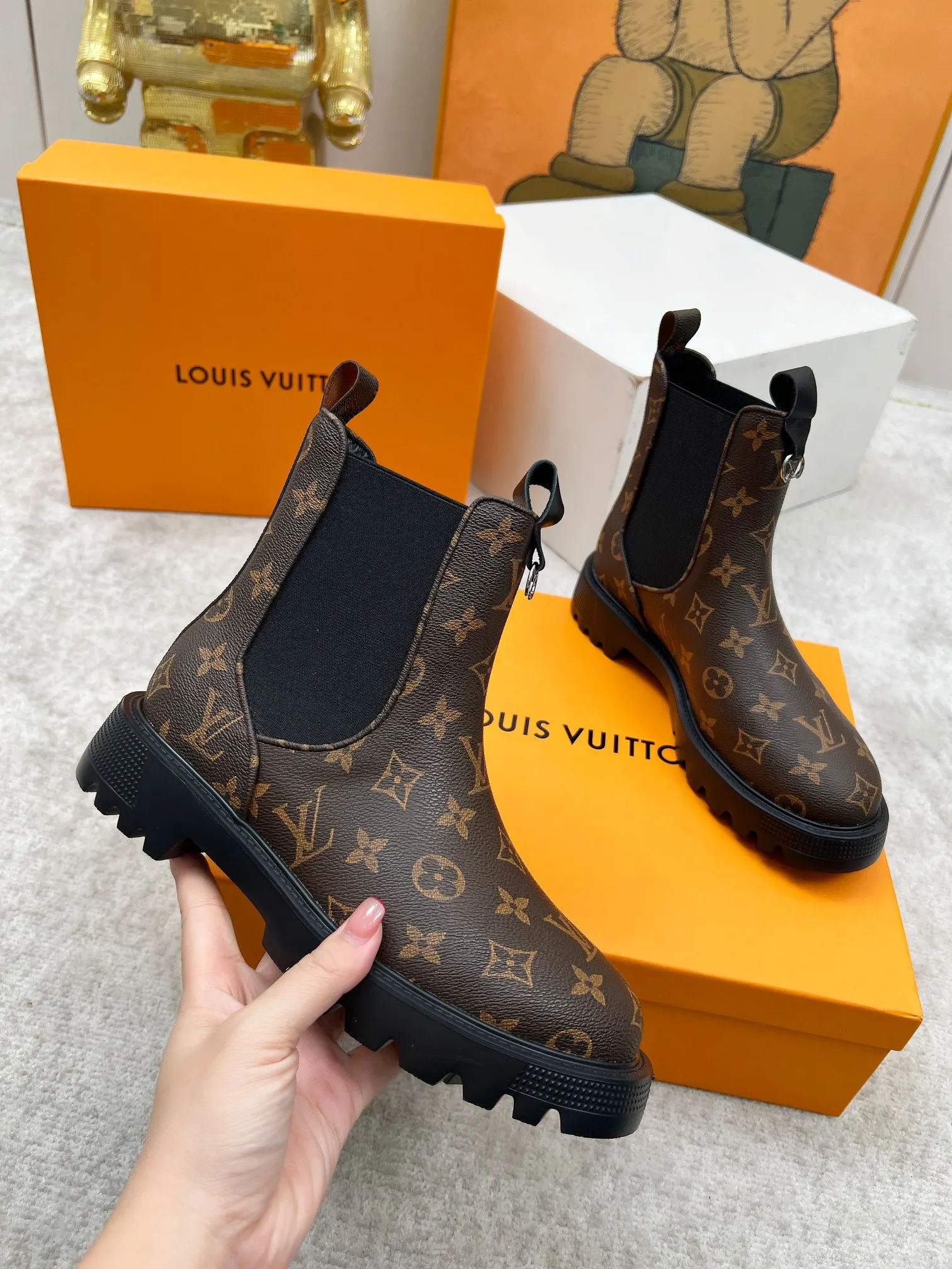 👟👟Ex-factory price 540👟👟 LOUS VUITON 🔥🔥🔥️ The latest short boots model from Louis Vuit 2025 official website, official website 💯 original version 1:1. LV Beaubourg uses calfskin to present a Chelsea-style upper, with a lightweight thick sole. Monogram canvas trim and contrast stitching outline the elastic side panels and seams respectively, cleverly interpreting the balance of strength and softness. It is a fashionable short boot that is comfortable and generous, versatile and very good-looking. Upper: Full-grain calfskin. Lining feet: sheepskin. Color: black/coffee, 35 to 40 yards, (414243 yards can be customized without return or exchange) Bosses are welcome to place orders!